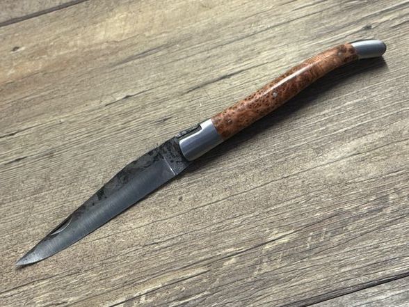 Laguiole en Aubrac 12 cm, geschmiedete Biene, Doppelplatine, Klinge roh geschmiedet (brut de forge), Griff Wacholder