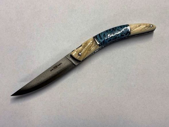 Unikat, Couteau Styl`Ver, Modell Luxe, Coutellerie Goyon-Chazeau, Griff Narwalzahl mit fossiler blauer Koralle, Klinge japanischer Damast, Etui Haifischleder