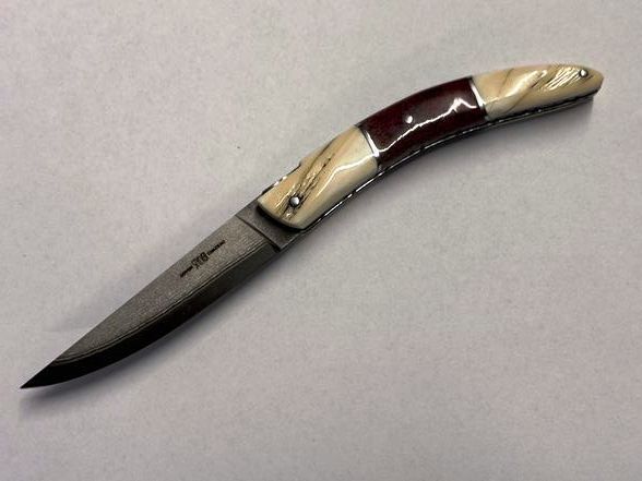 Unikat, Couteau Styl`Ver, Modell Luxe, Coutellerie Goyon-Chazeau, Griff Narwalzahl mit fossilem Walrossknochen rot, Klinge japanischer Damast, Etui Haifischleder Unikat, Couteau Styl`Ver, Modell Luxe, Coutellerie Goyon-Chazeau, Griff Narwalzahl mit fossilem Walrossknochen rot, Klinge japanischer Damast, Etui Haifischleder
