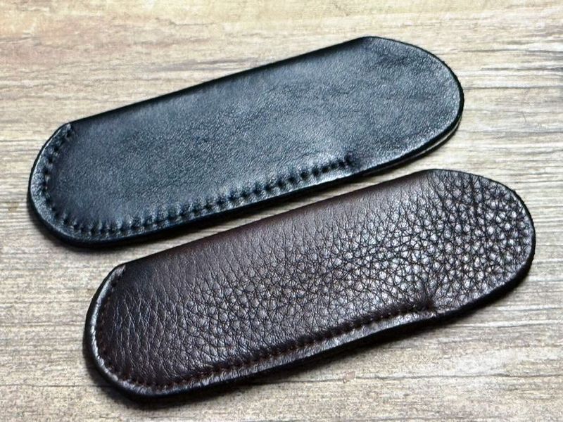 Feines Steck-Etui Kalbsleder, innen Nubuk, doppelt verklebt und vernäht, Farbe schwarz oder braun für Taschenmesser (z.B. Laguiole) bis 12 cm Länge Feines Steck-Etui Kalbsleder, innen Nubuk, doppelt verklebt und vernäht, Farbe schwarz oder braun für Taschenmesser (z.B. Laguiole) bis 12 cm Länge