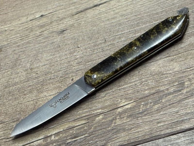 Laguiole en Aubrac , Meisterstück,  Modell Lisse Bee Back, Griff Bernstein