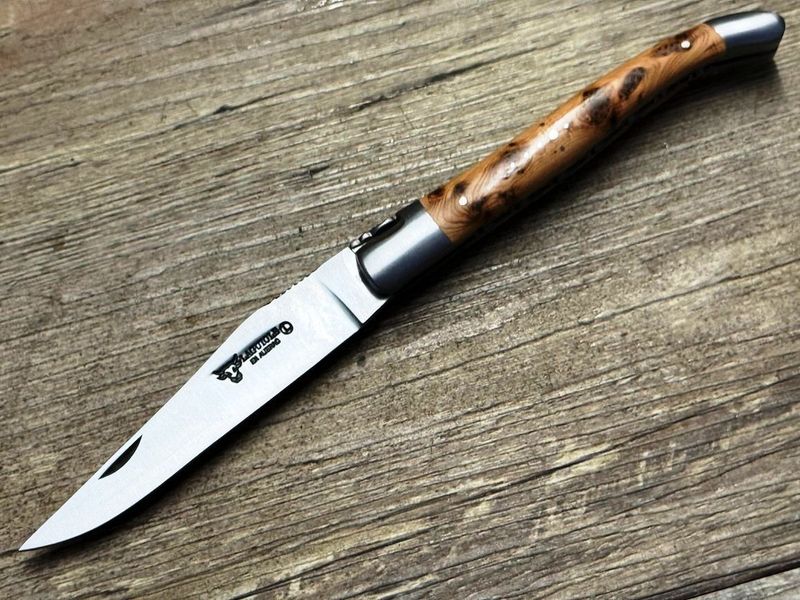 Laguiole en Aubrac 12 cm, geschmiedete Biene, Doppelplatine, Griff Wacholder, Klinge Carbonstahl