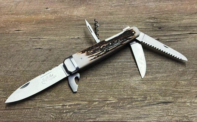Couteau Chasse Douris Chastel, Modell Hallali, Griff regionales Hirschhorn, 6teiliges schweres Jagdmesser mit Back-Lock-Verriegelung (Multitool) Coutellerie Goyon-Chazeau, Messer Nr. 1 Couteau Chasse Douris Chastel, Modell Hallali, Griff regionales Hirschhorn, 6teiliges schweres Jagdmesser mit Back-Lock-Verriegelung (Multitool) Coutellerie Goyon-Chazeau, Messer Nr. 1