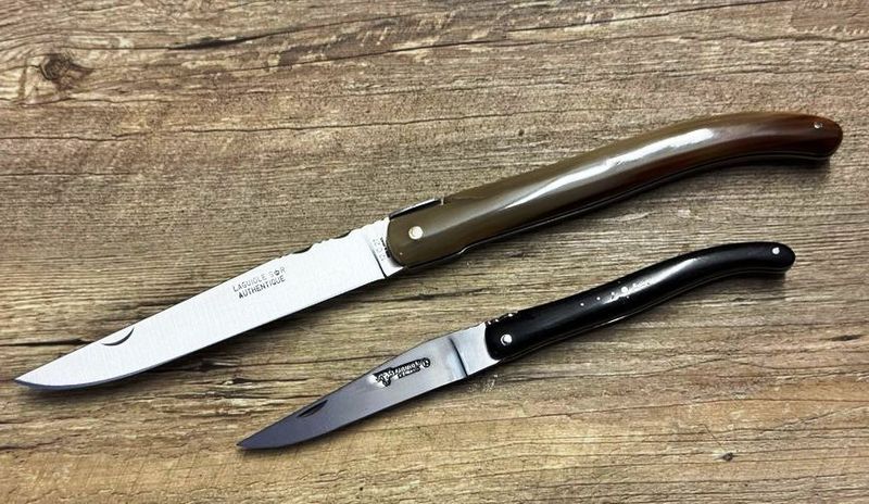 Großes historisches Laguiole, Modell Authentique von Thiers Issard, Grifflänge 18 cm. Griff geflammte Hornspitze, (Hochzeitsmesser Gesamtlänge 33 cm), Messer Nr. 1 Großes historisches Laguiole, Modell Authentique von Thiers Issard, Grifflänge 18 cm. Griff geflammte Hornspitze, (Hochzeitsmesser Gesamtlänge 33 cm), Messer Nr. 1