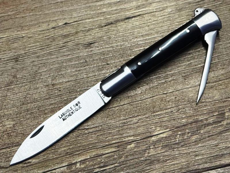 Das Laguiole Droit mit alter Mouche, Griff Büffelhornspitze poliert von Thiers Issard Das Laguiole Droit mit alter Mouche, Griff Büffelhornspitze poliert von Thiers Issard