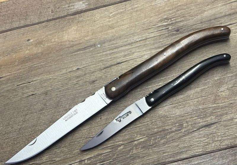 Großes historisches Laguiole, Modell Authentique von Thiers Issard, Grifflänge 18 cm. Griff französisch Nussbaum, (Hochzeitsmesser Gesamtlänge 33 cm), Messer Nr. 1 Großes historisches Laguiole, Modell Authentique von Thiers Issard, Grifflänge 18 cm. Griff französisch Nussbaum, (Hochzeitsmesser Gesamtlänge 33 cm), Messer Nr. 1