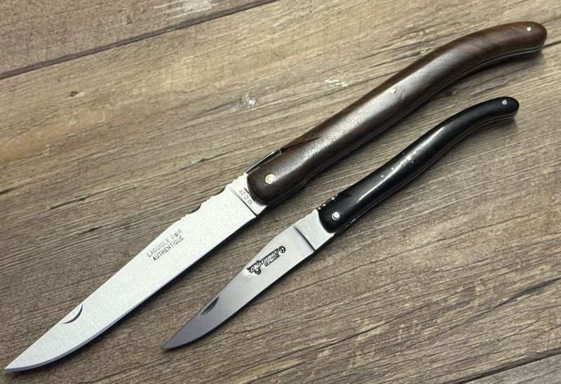 Großes historisches Laguiole, Modell Authentique von Thiers Issard, Grifflänge 18 cm. Griff französisch Nussbaum, (Hochzeitsmesser Gesamtlänge 33 cm), Messer Nr. 2 Großes historisches Laguiole, Modell Authentique von Thiers Issard, Grifflänge 18 cm. Griff französisch Nussbaum, (Hochzeitsmesser Gesamtlänge 33 cm), Messer Nr. 2