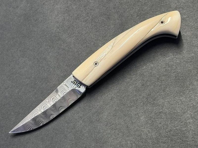 Unikat - Französisches Taschenmesser Manu Laplace 1515 , Kollektion Licorne, Modell Petit, Griff Narwalzahn mit Perlmutteinlage, Klinge 288 Lagen Edelstahldamast, Etui Unikat - Französisches Taschenmesser Manu Laplace 1515 , Kollektion Licorne, Modell Petit, Griff Narwalzahn mit Perlmutteinlage, Klinge 288 Lagen Edelstahldamast, Etui