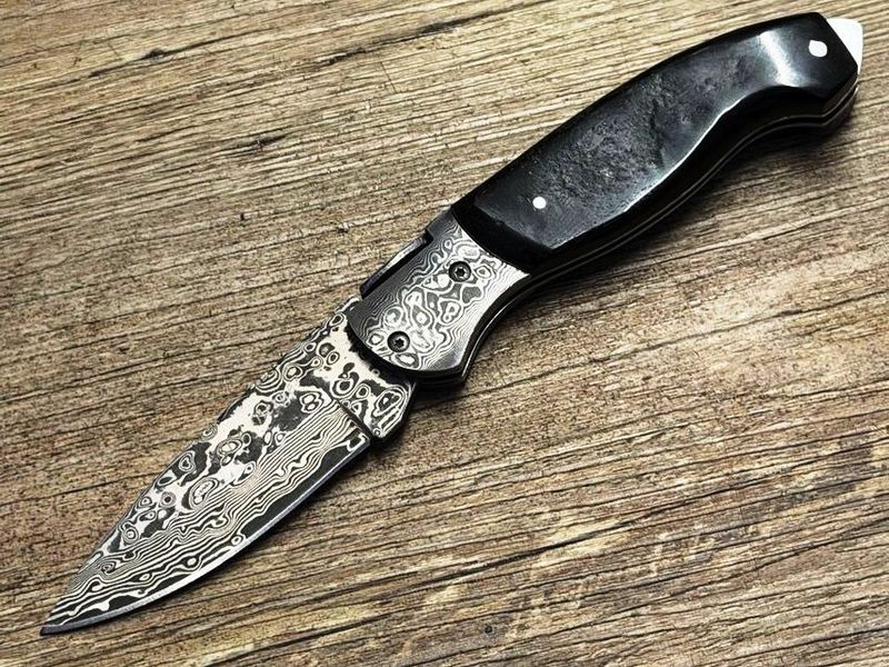 Mare Nostrum Modell Luxe mit Damastklinge und Damastbacken, korsisches Taschenmesser, Griff Widderhorn, Coutellerie du Bastion Le Berger, Messer Nr. 2 Mare Nostrum Modell Luxe mit Damastklinge und Damastbacken, korsisches Taschenmesser, Griff Widderhorn, Coutellerie du Bastion Le Berger, Messer Nr. 2