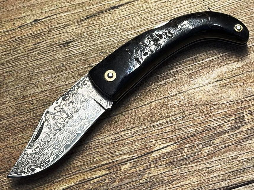 U Tempu, Luxe, Klinge Damast, korsisches Hirtenmesser, Griff Widderhorn, Coutellerie du Bastion Le Berger,. Messer Nr. 1 U Tempu, Luxe, Klinge Damast, korsisches Hirtenmesser, Griff Widderhorn, Coutellerie du Bastion Le Berger,. Messer Nr. 1