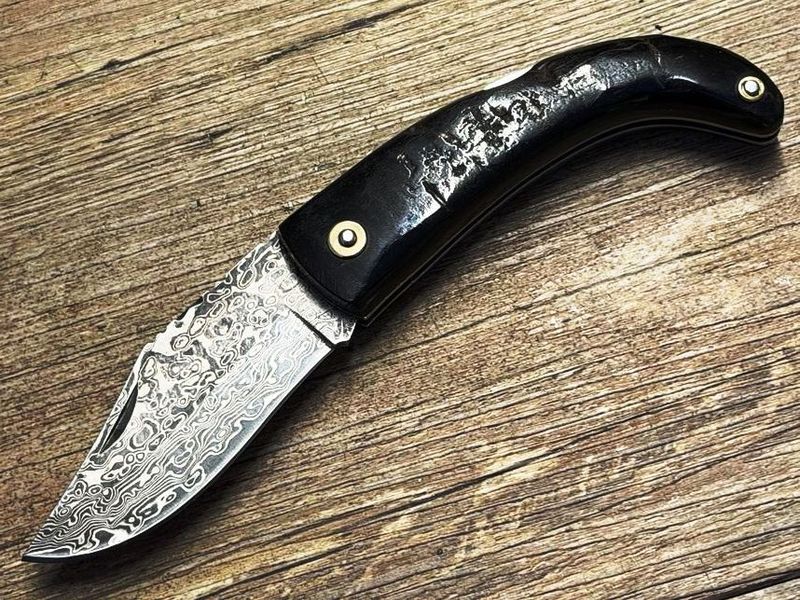 U Tempu, Luxe, Klinge Damast, korsisches Hirtenmesser, Griff Widderhorn, Coutellerie du Bastion Le Berger,. Messer Nr. 1 U Tempu, Luxe, Klinge Damast, korsisches Hirtenmesser, Griff Widderhorn, Coutellerie du Bastion Le Berger,. Messer Nr. 1