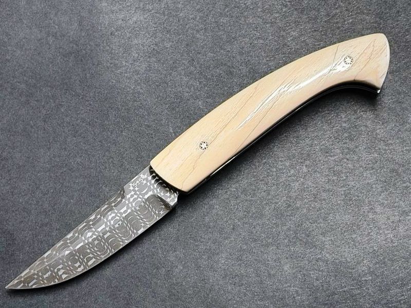 Absolutes Unikat, Französisches Taschenmesser Manu Laplace 1515 , Kollektion Licorne, Griff Narwalzahn mit doppelter Perlmutt- und Damasteinlage, Klinge 300 Lagen Damast aus der Vegas-Forge (USA) Absolutes Unikat, Französisches Taschenmesser Manu Laplace 1515 , Kollektion Licorne, Griff Narwalzahn mit doppelter Perlmutt- und Damasteinlage, Klinge 300 Lagen Damast aus der Vegas-Forge (USA)