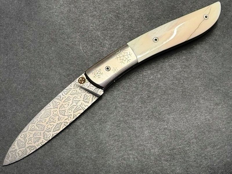 Couteau Névé Snowflake von Tim Bernard, Griff Elfenbein vom Narwalzahn mit Saphirschrauben, Klinge 300 Lagen Mosaikdamast, Etui Haifischleder