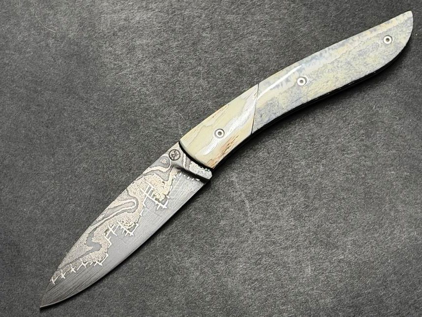 Couteau Névé von Tim Bernard, Griff fossiles Walrosselfenbein, Mitres aus Elfenbein vom Narwalzahn, Klinge Baker Forge (USA)