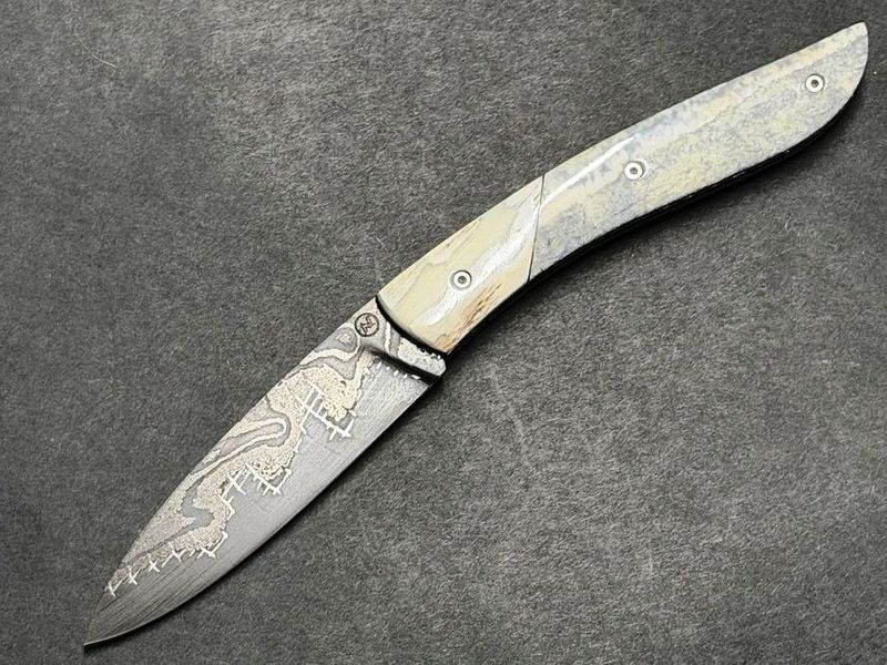 Couteau Névé von Tim Bernard, Griff fossiles Walrosselfenbein, Mitres aus Elfenbein vom Narwalzahn, Klinge Baker Forge (USA)