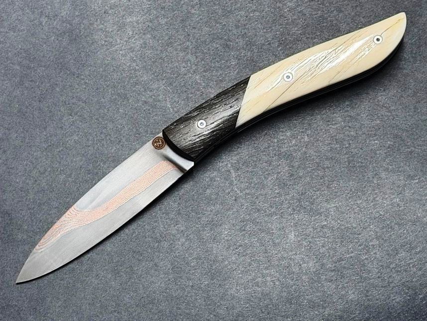 Couteau Névé von Tim Bernard, Griff Elfenbein vom Narwalzahn mit Saphirschrauben, Mitres aus fossiler Mooreiche, Klinge 200 Lagen Damast mit Kupfereinlage aus der Baker Forge  USA, Etui Haifischleder