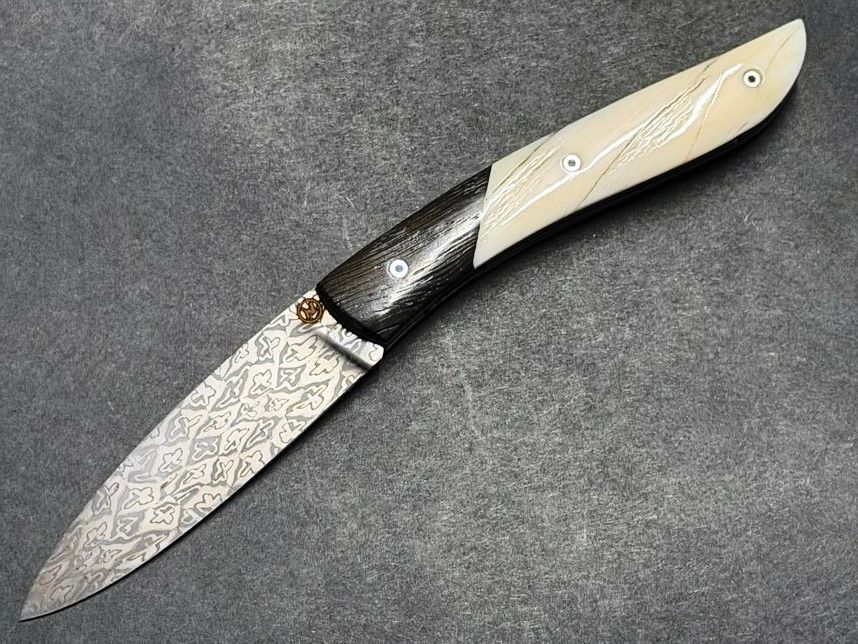 Couteau Névé von Tim Bernard, Griff Elfenbein vom Narwalzahn mit Saphirschrauben, Mitres aus fossiler Mooreiche, Klinge 300 Lagen Mosaikdamast,  Etui Haifischleder