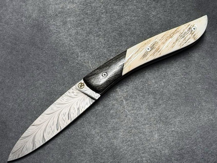Couteau Névé von Tim Bernard, Griff Elfenbein vom Narwalzahn mit Saphirschrauben, Mitres aus fossiler Mooreiche, Klinge 300 Lagen Flammendamast, Etui Haifischleder, Messer Nr. 1