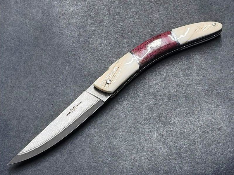 Unikat, Couteau Styl`Ver, Modell Luxe, Coutellerie Goyon-Chazeau, Griff Narwalzahn mit fossilem Walrossknochen rot, Klinge japanischer Damast, Etui Haifischleder Unikat, Couteau Styl`Ver, Modell Luxe, Coutellerie Goyon-Chazeau, Griff Narwalzahn mit fossilem Walrossknochen rot, Klinge japanischer Damast, Etui Haifischleder