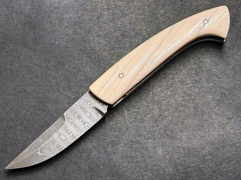 Absolutes Unikat, Französisches Taschenmesser Manu Laplace 1515 , Kollektion Licorne, Griff Narwalzahn mit doppelter Perlmutt- und Damasteinlage, Klinge 300 Lagen Damast aus der Vegas-Forge (USA) Absolutes Unikat, Französisches Taschenmesser Manu Laplace 1515 , Kollektion Licorne, Griff Narwalzahn mit doppelter Perlmutt- und Damasteinlage, Klinge 300 Lagen Damast aus der Vegas-Forge (USA)