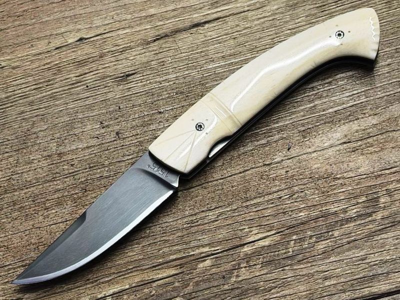 Französisches Taschenmesser Manu Laplace 1515, Modell Inuit, Rentier-Knochen verziert, Klinge 14 C 28 Sandvik, oxidiert, Ressort verziert Französisches Taschenmesser Manu Laplace 1515, Modell Inuit, Rentier-Knochen verziert, Klinge 14 C 28 Sandvik, oxidiert, Ressort verziert