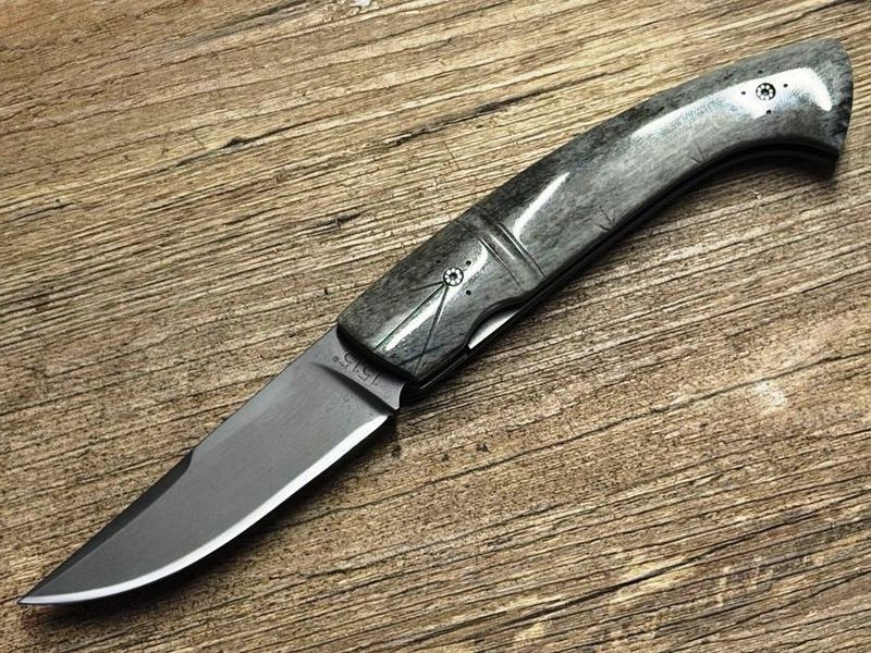 Französisches Taschenmesser Manu Laplace 1515, Modell Inuit, Rentier-Knochen grau verziert, Klinge 14 C 28 Sandvik, oxidiert, Ressort verziert Französisches Taschenmesser Manu Laplace 1515, Modell Inuit, Rentier-Knochen grau verziert, Klinge 14 C 28 Sandvik, oxidiert, Ressort verziert