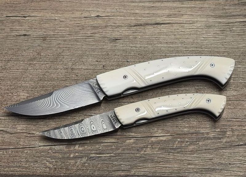 zwei Französische Taschenmesser Manu Laplace 1515, Kollektion Inuit, Modelle Grand chasseur et Petit chasseur (Großer Jäger/Kleiner Jäger) Griffe Rentierknochen, Klingen Edelstahldamast zwei Französische Taschenmesser Manu Laplace 1515, Kollektion Inuit, Modelle Grand chasseur et Petit chasseur (Großer Jäger/Kleiner Jäger) Griffe Rentierknochen, Klingen Edelstahldamast