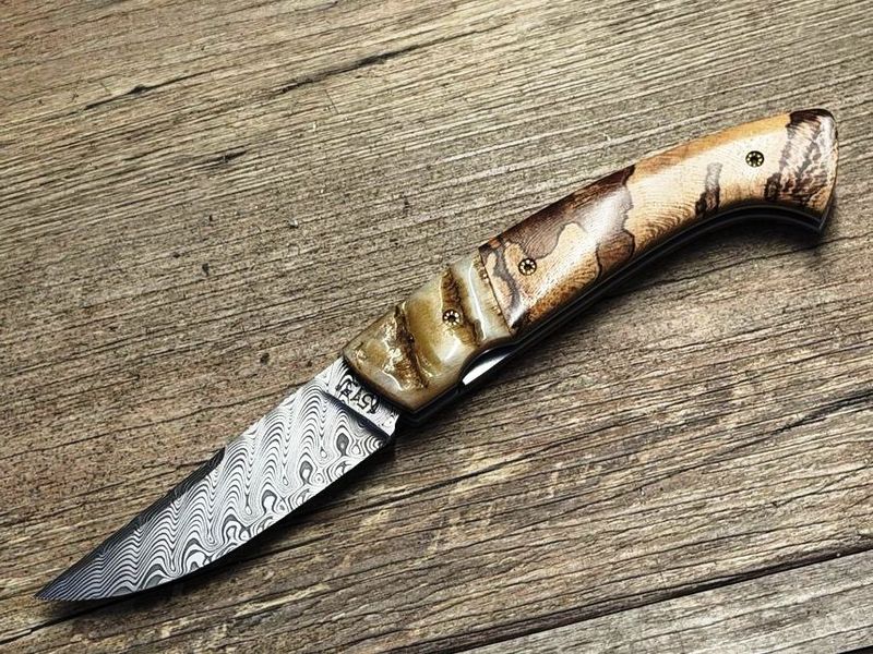 Französisches Taschenmesser Manu Laplace 1515 , Kollektion Chambord, Griff Mufflon mit Platane, Klinge 288 Lagen Edelstahldamast Französisches Taschenmesser Manu Laplace 1515 , Kollektion Chambord, Griff Mufflon mit Platane, Klinge 288 Lagen Edelstahldamast