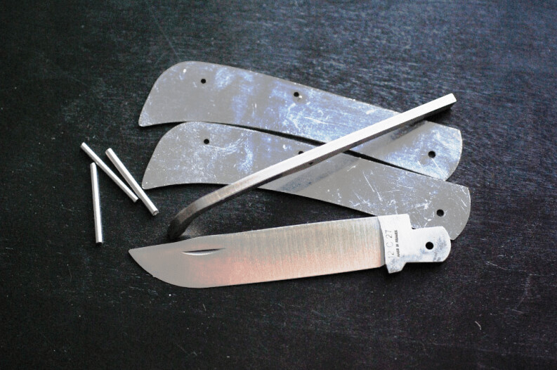 Messerbausatz Mineur oder auch Le Chtimi (das Messer der Bergleute), Original Kit aus Thiers, Frankreich, geschmiedete Feder, Klinge 12 C 27 matt Messerbausatz Mineur oder auch Le Chtimi (das Messer der Bergleute), Original Kit aus Thiers, Frankreich, geschmiedete Feder, Klinge 12 C 27 matt