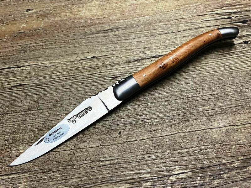 Laguiole en Aubrac 12 cm, geschmiedete Biene, Griff Wacholder, Klinge Karbonstahl, wahlweise geschwärzt