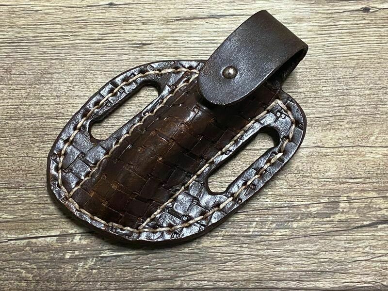 Gürtellederholster, Farbe braun, Bullen-Kernleder, gepunzt und doppelt vernäht für Laguiole Taschenmesser und andere Messer Gürtellederholster, Farbe braun, Bullen-Kernleder, gepunzt und doppelt vernäht für Laguiole Taschenmesser und andere Messer