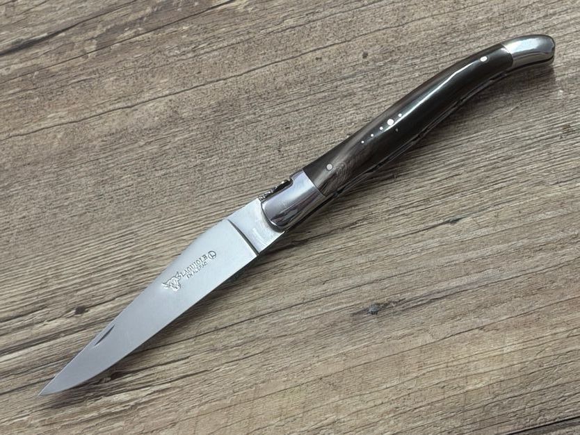Laguiole en Aubrac 12 cm, geschmiedete Biene, Doppelplatine, Griff geflammte Hornspitze, Messer Nr. 1 Laguiole en Aubrac 12 cm, geschmiedete Biene, Doppelplatine, Griff geflammte Hornspitze, Messer Nr. 1