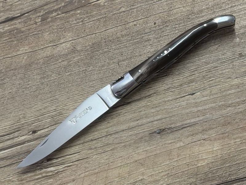Laguiole en Aubrac 12 cm, geschmiedete Biene, Doppelplatine, Griff geflammte Hornspitze, Messer Nr. 1 Laguiole en Aubrac 12 cm, geschmiedete Biene, Doppelplatine, Griff geflammte Hornspitze, Messer Nr. 1