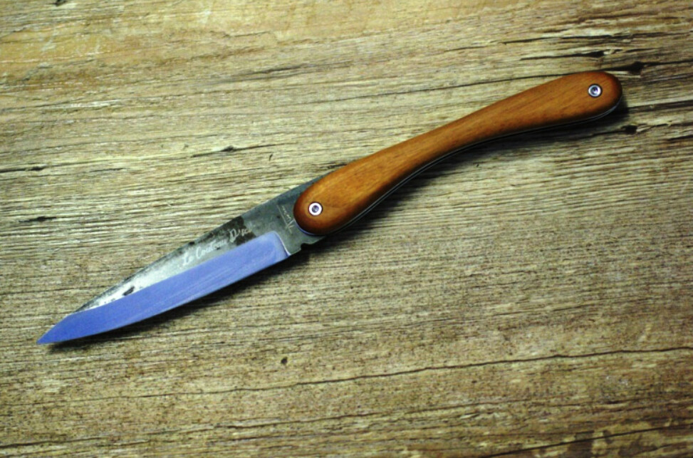 Laguiole en Aubrac, Couteau d`ici (das Messer von hier), klassisches Piémontais mit lentille, roh belassene Karbonklinge,  Griff französischer Nussbaum
