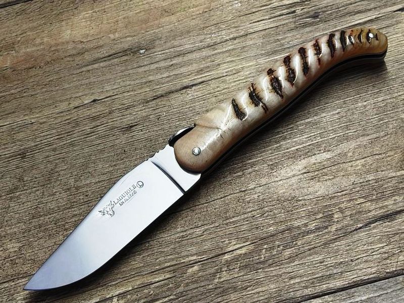 Schweres Jagdmesser von Laguiole en Aubrac, Sondermodell Belier,  Mouche graviert,  Griff  aus regionalem Widderhorn