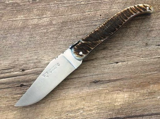 Schweres Jagdmesser von Laguiole en Aubrac, Sondermodell Belier, Mouche graviert, Griff aus regionalem Widderhorn, Messer Nr. 1 Schweres Jagdmesser von Laguiole en Aubrac, Sondermodell Belier, Mouche graviert, Griff aus regionalem Widderhorn, Messer Nr. 1