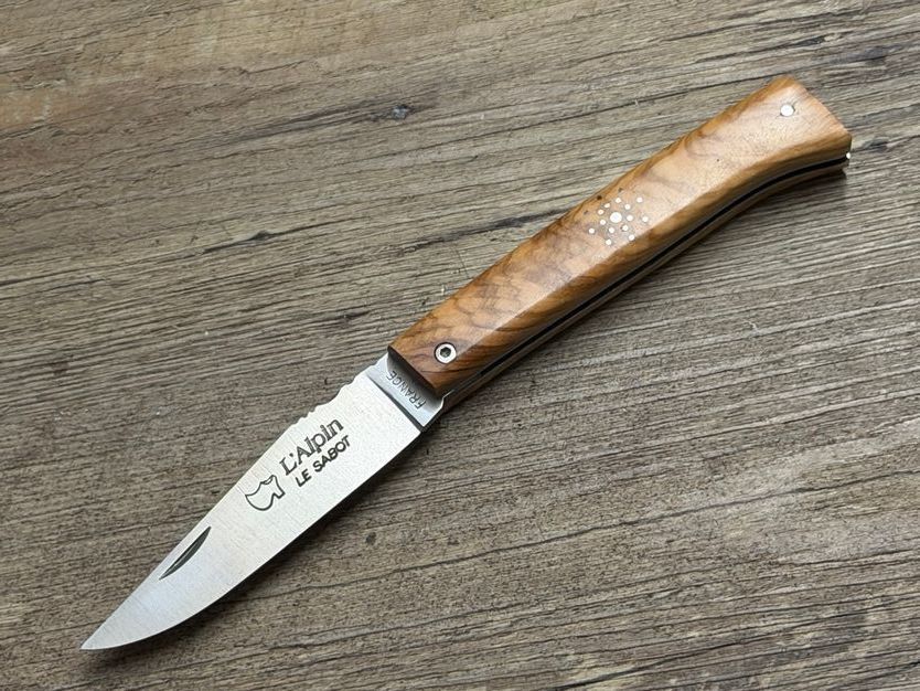 Das Alpin, französisches Taschenmesser, Griff Olivenholz mit Flocon, Schmiede Au Sabot Das Alpin, französisches Taschenmesser, Griff Olivenholz mit Flocon, Schmiede Au Sabot