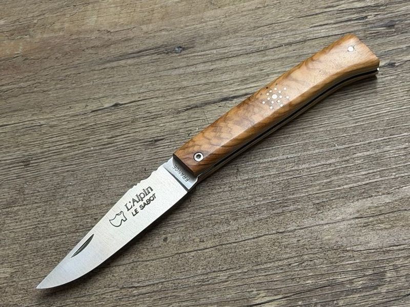 Das Alpin, französisches Taschenmesser, Griff Olivenholz mit Flocon, Schmiede Au Sabot Das Alpin, französisches Taschenmesser, Griff Olivenholz mit Flocon, Schmiede Au Sabot
