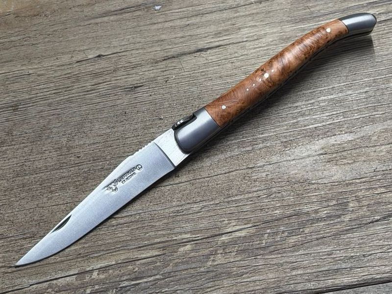 Pilgermesser Laguiole en Aubrac 12 cm  mit Doppelplatine und  Jakobsmuschel, Griff Wacholder, Messer Nr. 1