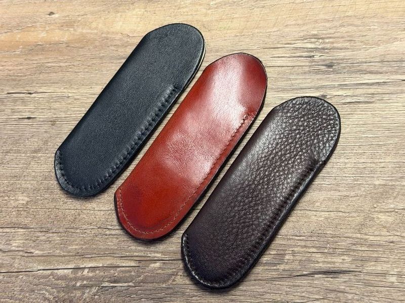 Feines Steck-Etui Kalbsleder, innen Nubuk, doppelt verklebt und vernäht, Farbe schwarz, cognac oder braun für Taschenmesser (z.B. Laguiole) bis 12 cm Länge