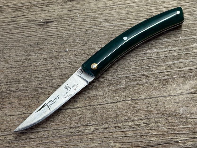Kleines Le Thiers Bête (Biest)Taschenmesser, Griff Malachit, mit Ressortverzierung, Klinge Sandvik, Etui Echsenleder grün, Schmiede Thiers Issard Kleines Le Thiers Bête (Biest)Taschenmesser, Griff Malachit, mit Ressortverzierung, Klinge Sandvik, Etui Echsenleder grün, Schmiede Thiers Issard