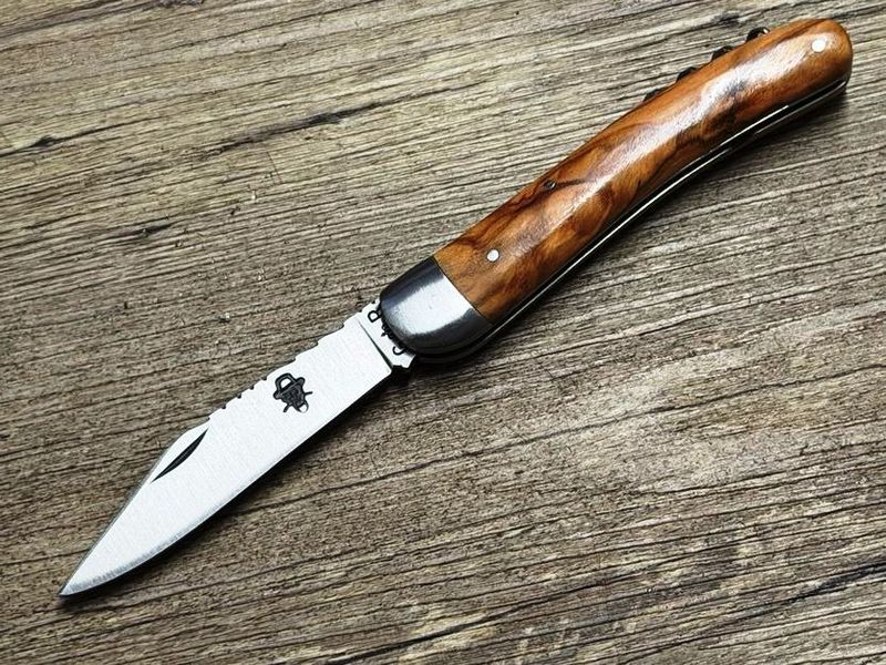 Das Alsacien oder Le Massu, reich verziert, französisches Taschenmesser, Griff Olivenholz, Korkenzieher, Schmiede Thiers Issard Das Alsacien oder Le Massu, reich verziert, französisches Taschenmesser, Griff Olivenholz, Korkenzieher, Schmiede Thiers Issard