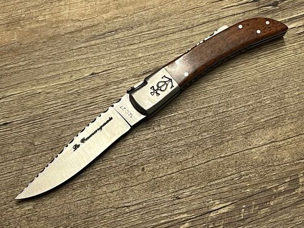 Le Camarguais, französisches Taschenmesser, geschmiedete Feder, Griff Amourette, Modell Prestige, durchgängig ziseliert Le Camarguais, französisches Taschenmesser, geschmiedete Feder, Griff Amourette, Modell Prestige, durchgängig ziseliert