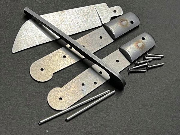 Messerbausatz Donjon, Original Kit aus Thiers, Frankreich, geschmiedete Feder, Klinge Karbonstahl Messerbausatz Donjon, Original Kit aus Thiers, Frankreich, geschmiedete Feder, Klinge Karbonstahl