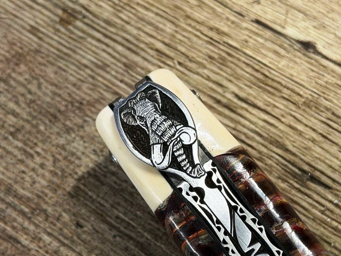 Meisterstück, Laguiole en Aubrac 12 cm, Doppelplatine, Griff Mammutbackenzahn rot/erdfarben mit Mammutelfenbeinmitres weiß, ziselierte Mouche Mammut, Balbach Damastklinge und Schlangenleder-Etui