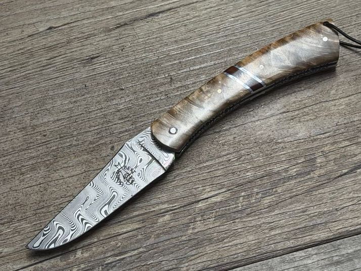 Das Camembert in limitierter Auflage, Nr. 1 von 100,  französisches Taschenmesser, Griff Maserpappel mit Mitres Centrale in Amourette, Ressortverzierung, Klinge Balbach Damast, Schmiede Guy Vialis