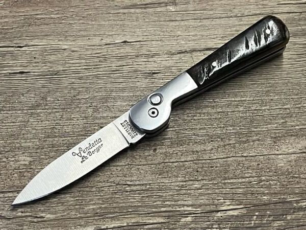Vendetta Prestige, Automatikmesser, Griff Widderhorn, Gürtelholster, Coutellerie du Bastion Le Berger, Messer Nr. 6 Vendetta Prestige, Automatikmesser, Griff Widderhorn, Gürtelholster, Coutellerie du Bastion Le Berger, Messer Nr. 6