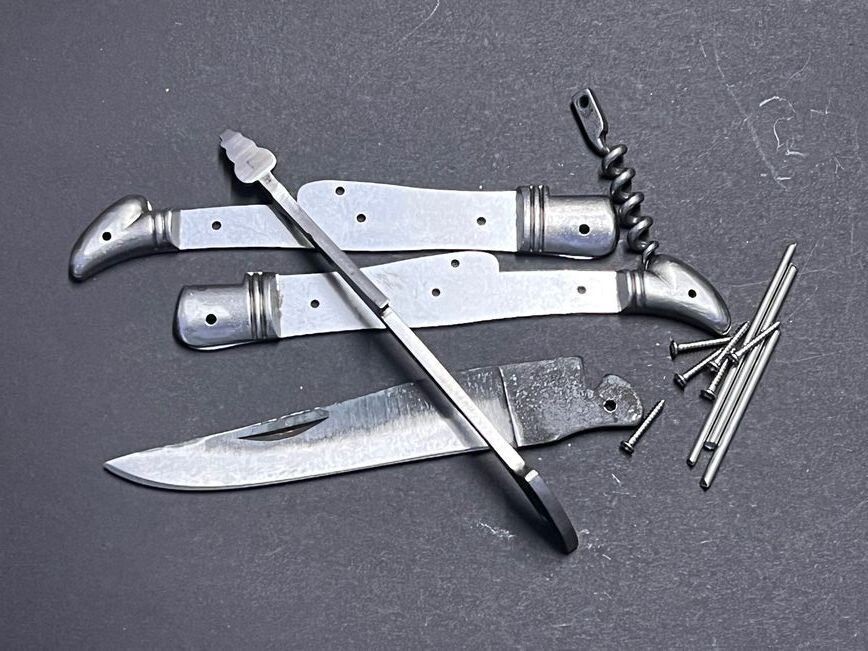 Laguiole Messerbausatz, Original Kit aus Thiers, Frankreich, geschmiedete Feder und Biene, Korkenzieher, Klinge roh geschmiedet,  Ressort matt, Bausatz Nr. 6