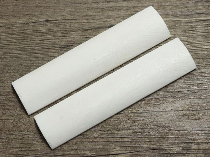 Griffschalen Büffelknochen erste Wahl, reinweiß, halbrund, Breite 30 mm, für alle hier angebotenen Messerbausätze Griffschalen Büffelknochen erste Wahl, reinweiß, halbrund, Breite 30 mm, für alle hier angebotenen Messerbausätze