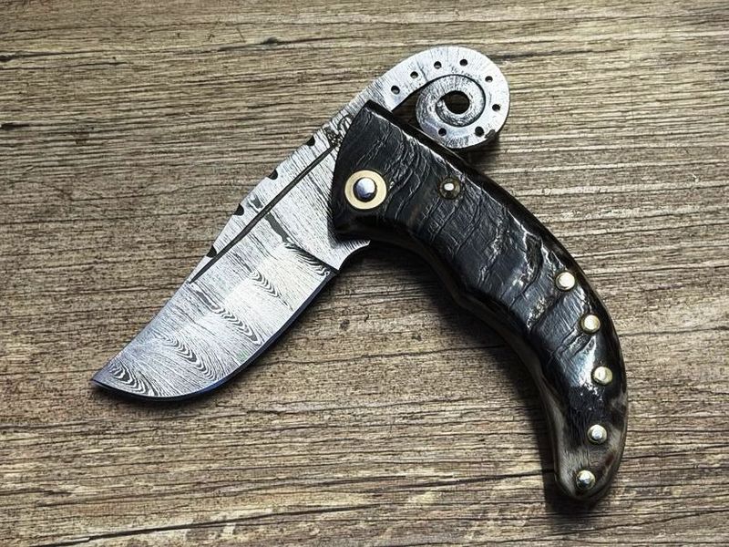 Piemontais Corse, mit gedrehter Lentille,  historisches Hirtenmesser Griff Widderhorn mit Rosenholzeinlage,  Klinge Damaststahl,  Coutellerie du Bastion, Le Berger